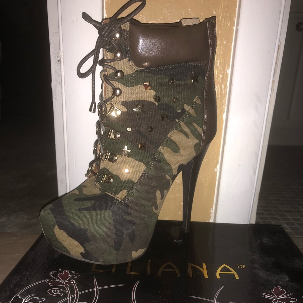 Camo heel boots